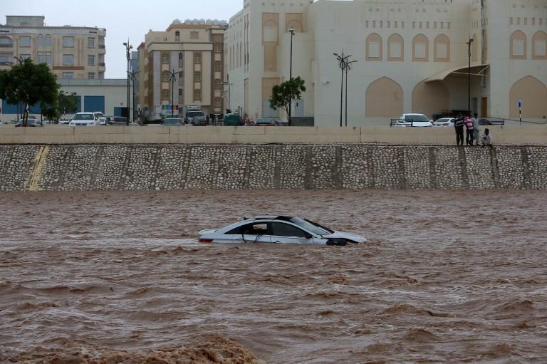 صورة أرشيفية لسيارة غارقة في مياه إعصار "مكونو" الذي ضرب عُمان قبل نحو 5 أشهر. أ ف ب 