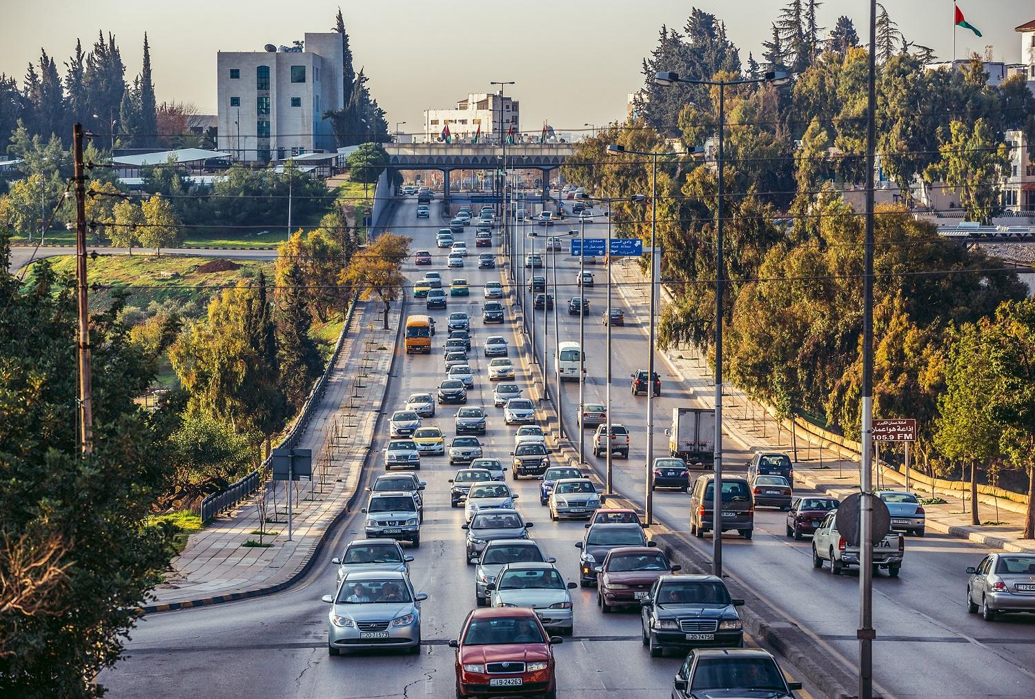 شارع مؤدي إلى الدوار الرابع في العاصمة عمّان. shutterstock