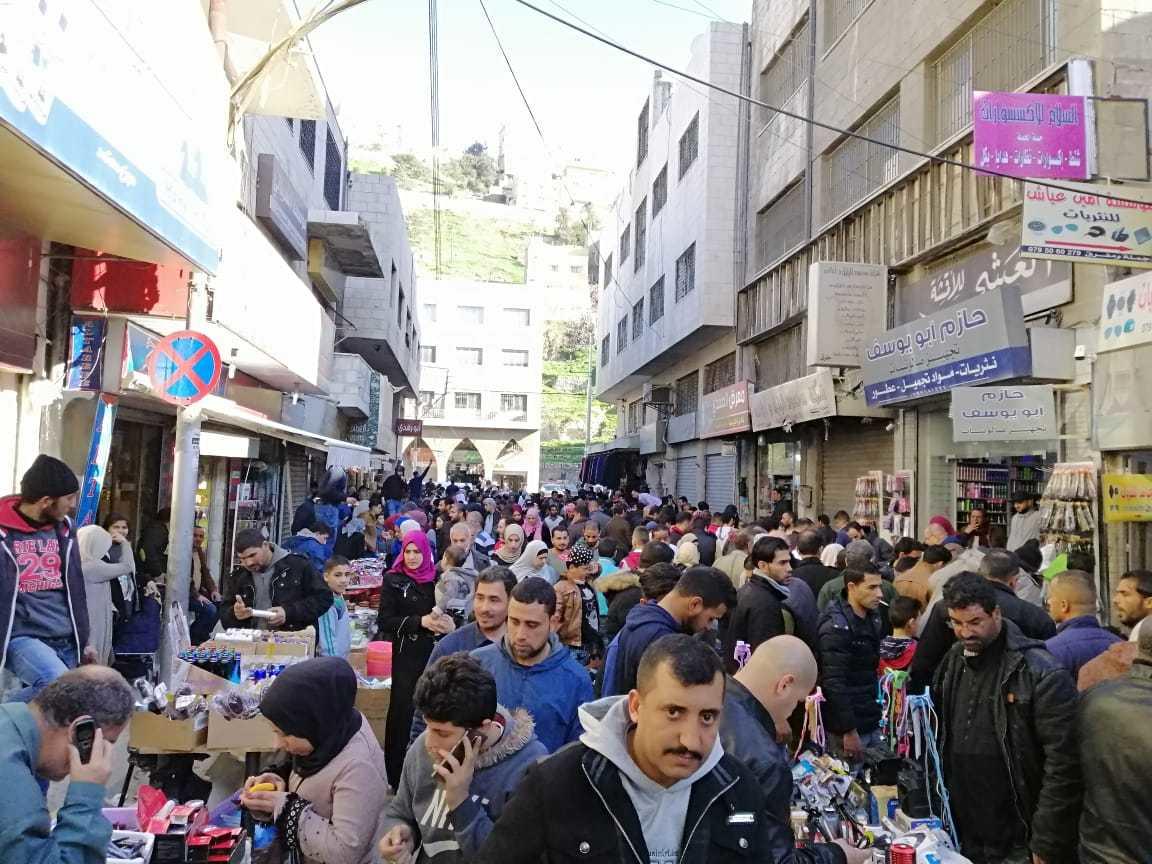 صورة تظهر مشاركين في حملة لدعم تجار تضرروا في منطقة وسط البلد في عمّان. مجحم العجارمة/ المملكة