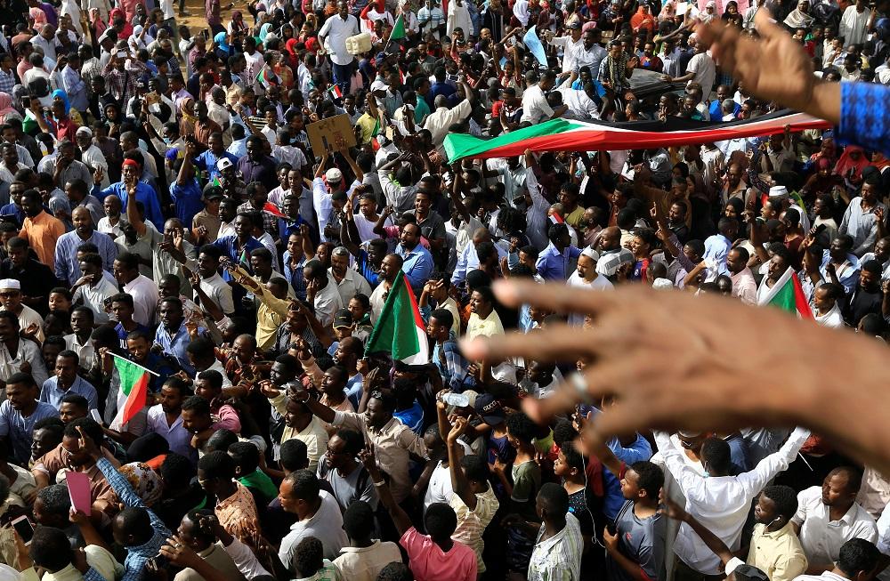 احتجاجات في السودان مطالبة بتنحي الرئيس السابق عمر البشير. رويترز