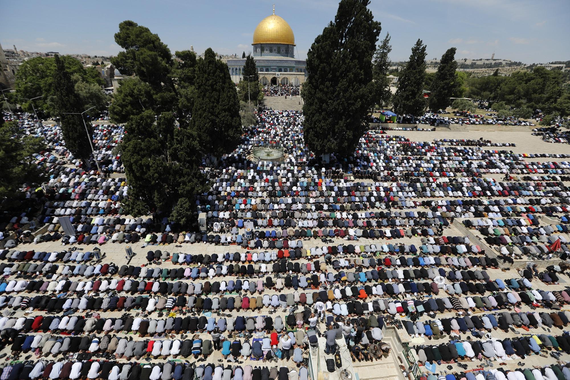 فلسطينيون يصلون في المسجد الأقصى خلال الجمعة الأولى في رمضان. أ ف ب 