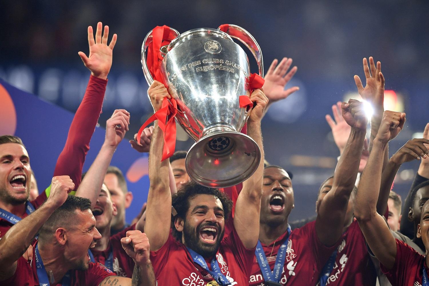 محمد صلاح يرفع الكأس بعد فوزه في المباراة النهائية لبطولة دوري أبطال أوروبا. 1 يونيو 2019. أ ف ب