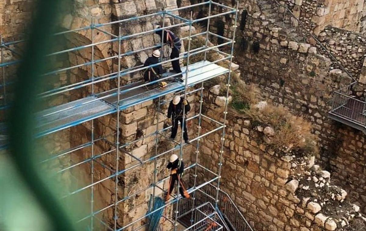 دائرة أوقاف القدس تحذر من خطورة ما يقوم به العمال من محاولات لتغيير هوية الحائط كجزء لا يتجزأ من مخطط إسرائيلي واسع النطاق. (صفحة أوقاف القدس على فيسبوك)