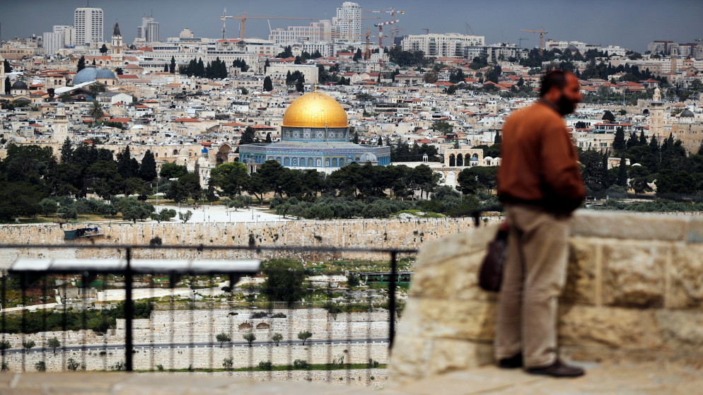 رجل يقف في موقع مراقبة يطل على البلدة القديمة في القدس حيث صلاة الجمعة الأولى في رمضان وسط قيود فيروس كورونا. 24 أبريل 2020 (رويترز)