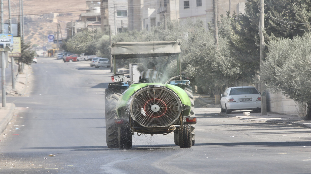 صورة تعبيرية لأعمال تعقيم مناطق في عمّان. (صلاح ملكاوي/ المملكة)