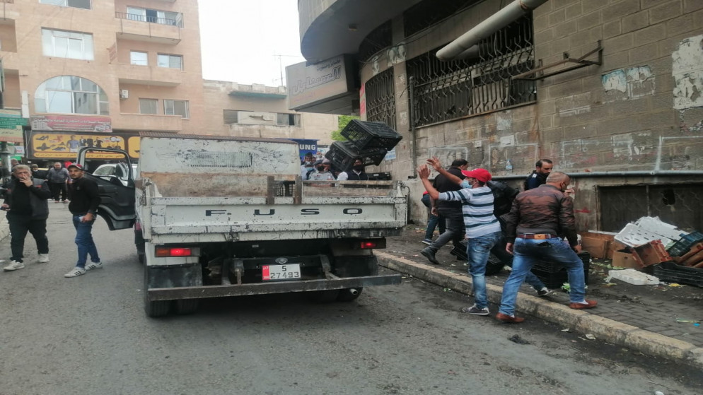 حملة لإزالة البسطات العشوائية المتعدية على شوارع وأرصفة داخل الوسط التجاري في محافظة جرش. (المملكة)