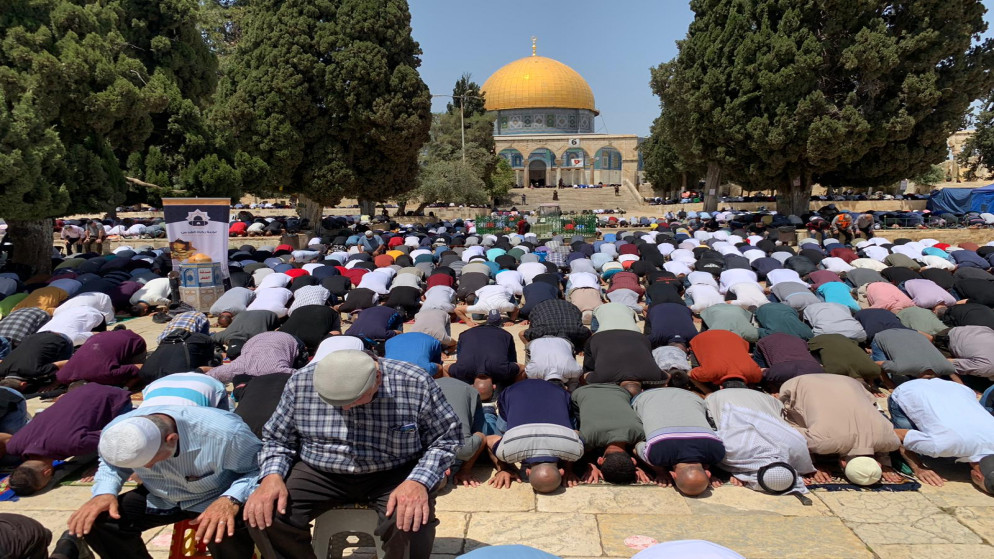 صورة أرشيفية لمصلين يؤدون صلاة الجمعة في ساحة المسجد الأقصى، القدس المحتلة. (وفا)