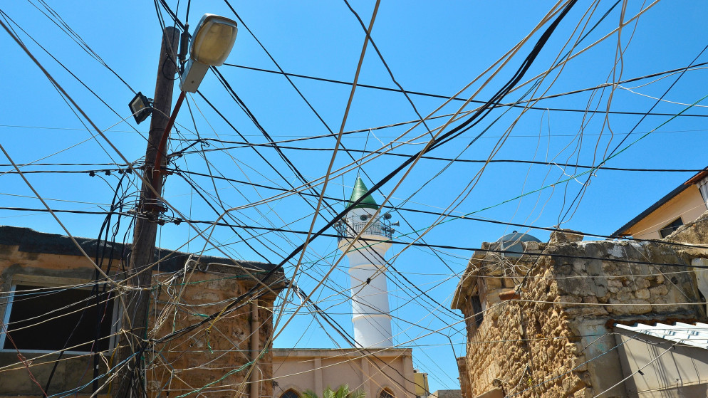 أسلاك كهربائية في منطقة في لبنان. (Shutterstock)