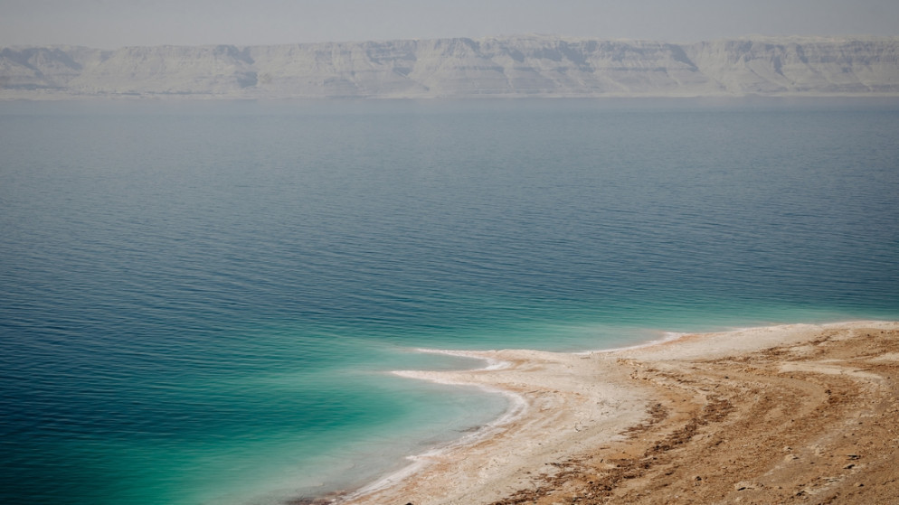 ساحل البحر الميت في يوم مشمس صاف.(shutterstock)