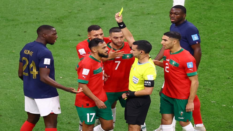 الحكم سيسار أرتورو راموس بالازويلوس يوجه بطاقة صفراء للاعب منتخب المغرب سفيان بوفال خلال نصف نهائي كأس العالم ضد فرنسا. (رويترز)