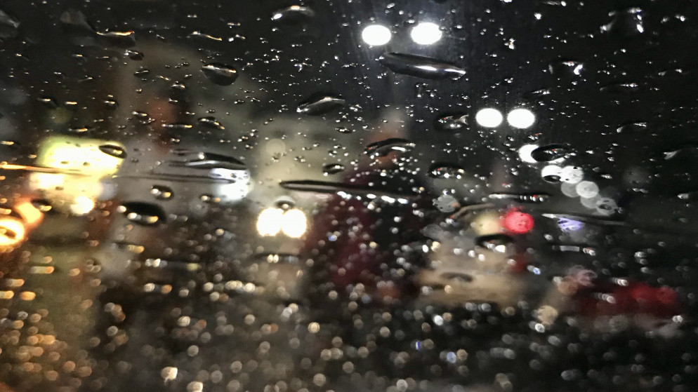 صورة أرشيفية لتساقط أمطار على زجاج مركبة. (صلاح ملكاوي / المملكة)
