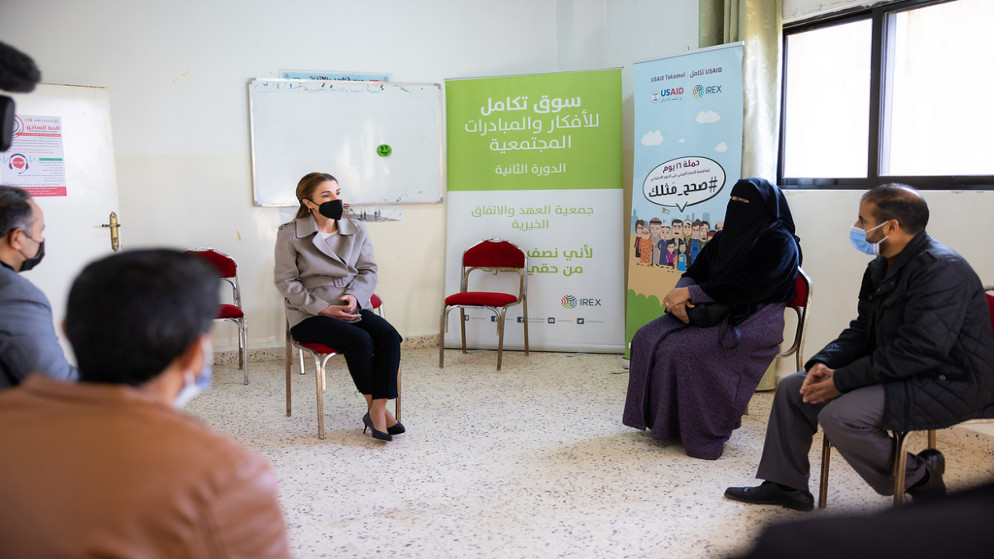 جلالة الملكة رانيا العبدالله خلال زيارة جمعية العهد والاتفاق الخيرية في منطقة الذهيبة الشرقية. (بترا)