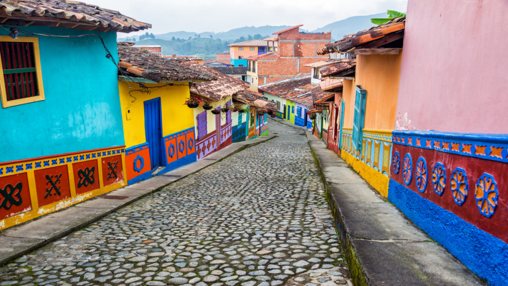 منازل ملونة في شارع مرصوف بالحصى في Guatape ، أنتيوكيا في كولومبيا.(shutterstock)