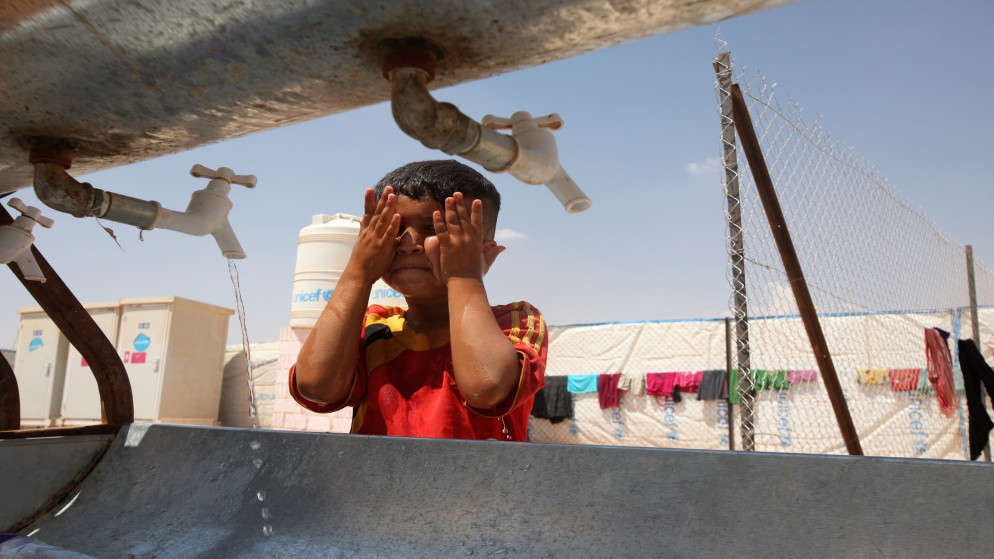 صورة أرشيفية لطفل سوري يغسل وجهه في مخيم الزعتري بمحافظة المفرق شمالي الأردن. (صلاح ملكاوي/المملكة)