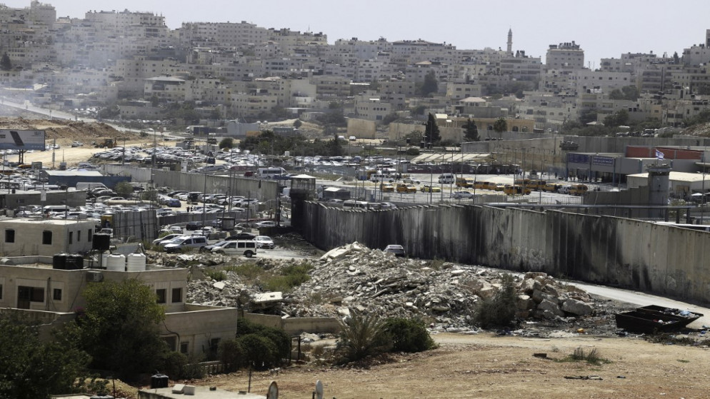 مدينة كفر عقب الفلسطينية في القدس الشرقية بالقرب من مدينة رام الله بالضفة الغربية، ويظهر جدار الفصل العنصري الإسرائيلي. 25 آب/ أغسطس ، 2022.(أ ف ب)