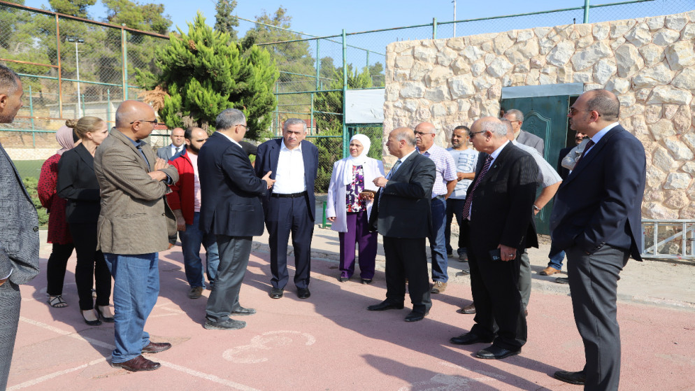 رئيس الجامعة الأردنية نذير عبيدات خلال جولة تفقدية لكلية علوم الرياضة. (الجامعة الأردنية)