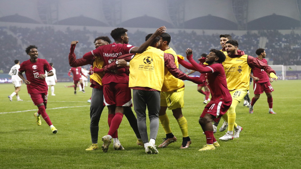 احتفال لاعبي المنتخب القطري بعد تعادلهم مع منتخب الإمارات. (رويترز)