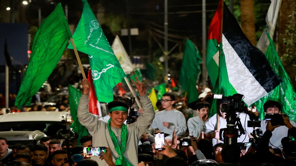 أسرى فلسطينيون محررون، بعد مغادرتهم سجن عوفر العسكري الإسرائيلي، بالقرب من رام الله في الضفة الغربية المحتلة، 26 نوفمبر 2023. (رويترز)