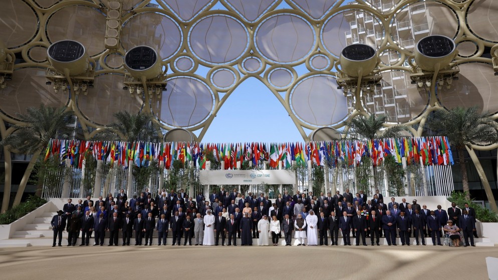 مسؤولون يلتقطون صورة جماعية خلال مؤتمر الأمم المتحدة لتغير المناخ (COP28) في دبي، الإمارات العربية المتحدة .1 ديسمبر 2023. (رويترز)