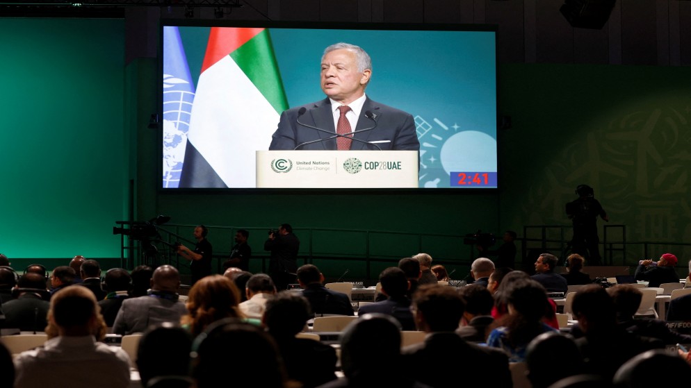 جلالة الملك عبدالله الثاني أثناء إلقاء كلمته بمؤتمر الأمم المتحدة لتغير المناخ COP28 في دبي.1/12/2023.(رويترز)