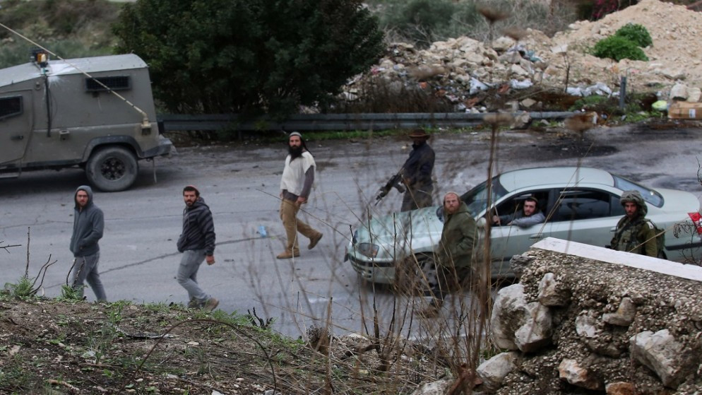 صورة أرشيفية لمستوطنين مسلحين في الضفة الغربية المحتلة. (وفا)