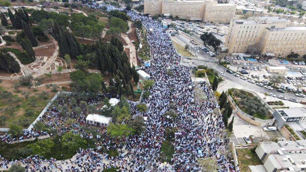 آلاف الإسرائيليين يحتجون بعد إقالة رئيس الوزراء الإسرائيلي بنيامين نتنياهو، لوزير الدفاع يوآف غالانت. (رويترز)