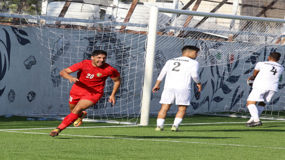 لاعب المنتخب الوطني الأولمبي رزق بني هاني يسجل هدفا في مرمى المنتخب الفلسطيني في لقاء ودي في بيت لحم. (وفا)