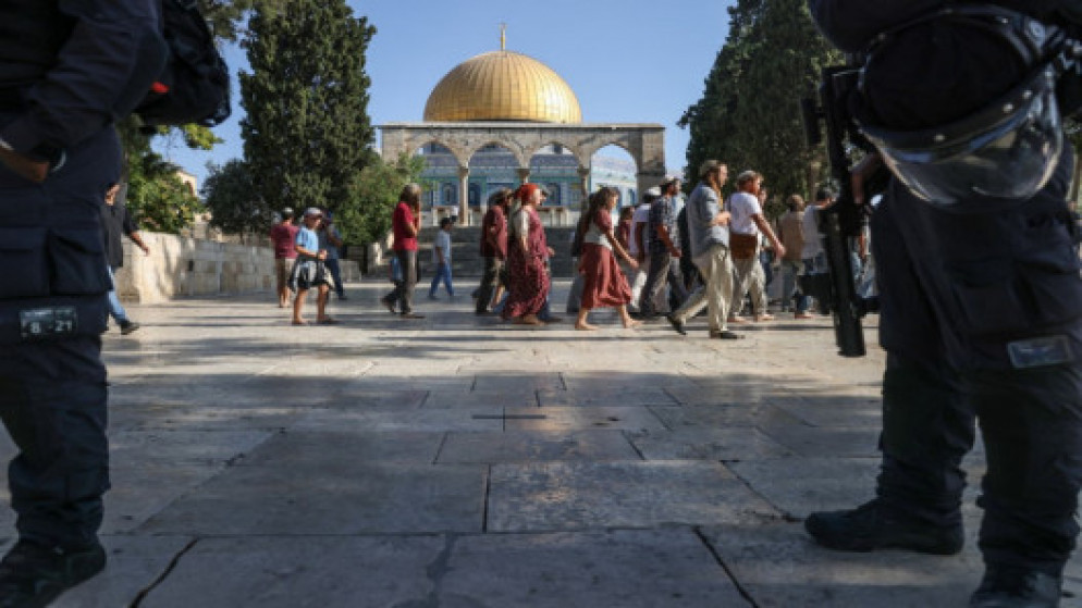 قوات الاحتلال الإسرائيلي تحمي عشرات المستوطنين خلال اقتحامهم المسجد الأقصى. 7 آب/ أغسطس 2022. (أ ف ب)