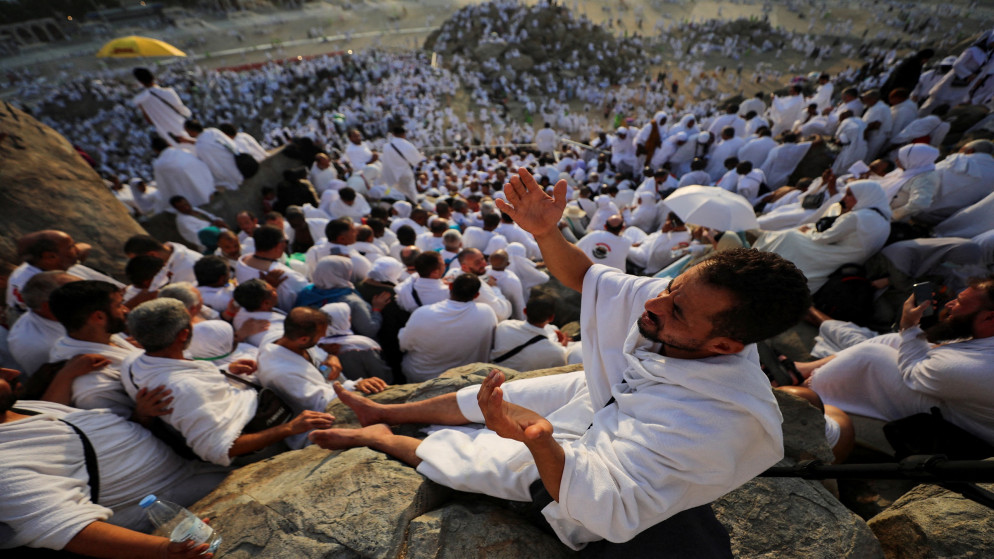 حجاج يرفعون أيديهم بالصلاة والدعاء عند جبل عرفات قرب مكة المكرمة خلال موسم الحج للعام الحالي. 27 حزيران 2023. (رويترز)