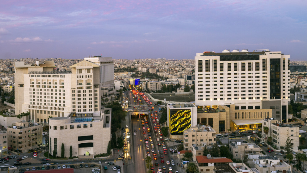 الدوار الخامس في عمّان ويظهر فنادق عدة. (istockphoto)