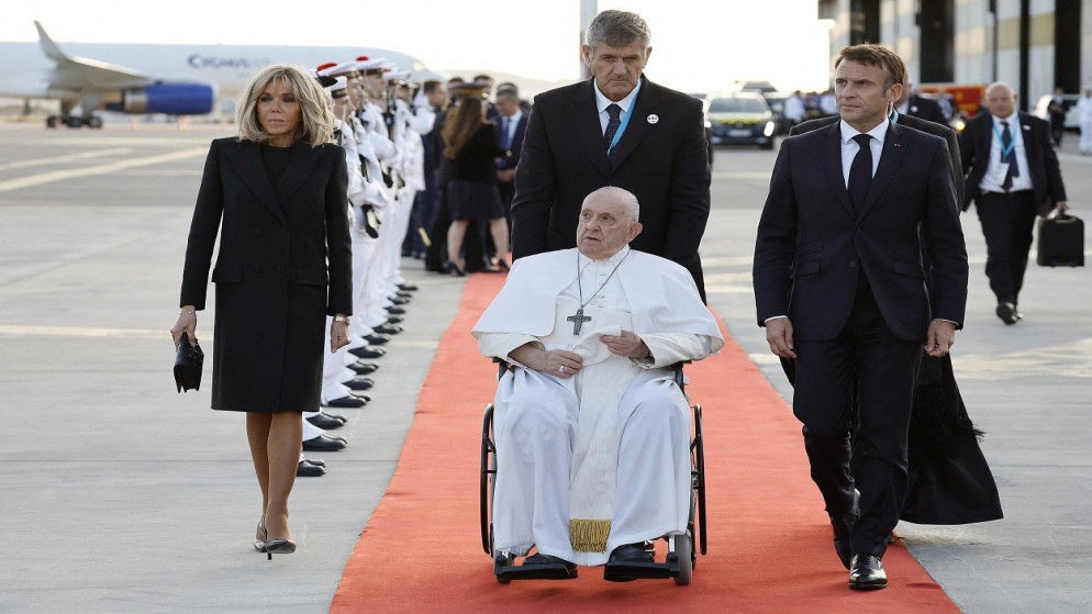 الرئيس الفرنسي إيمانويل ماكرون وزوجته، خلال مغادرة البابا فرانسيس مطار مرسيليا بروفانس، في مارينيان، فرنسا، 23 سبتمبر 2023. (رويترز)