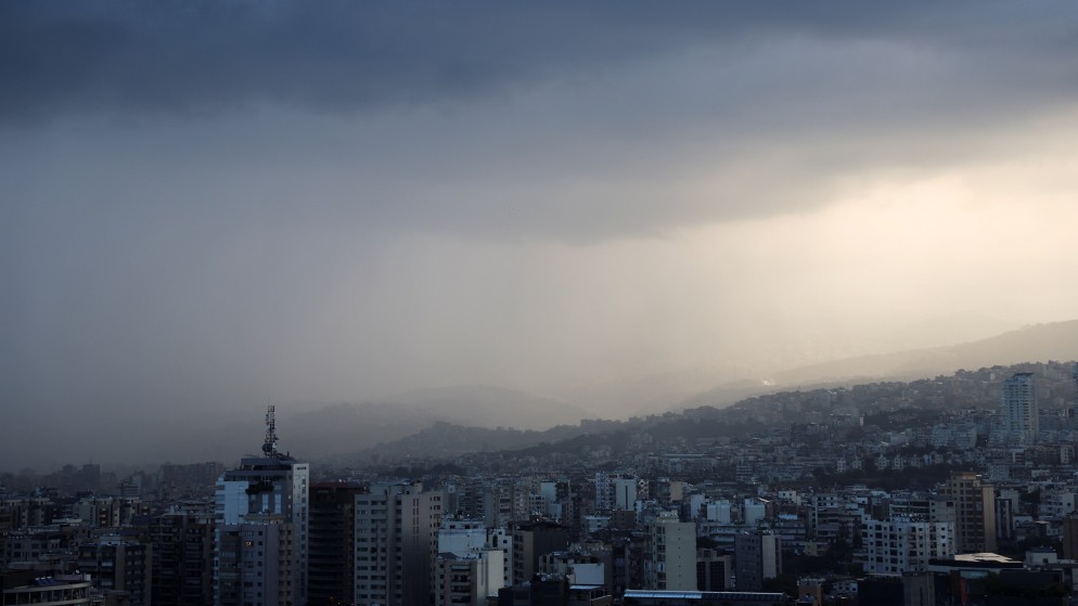 غيوم داكنة تغطي سماء ضواحي بيروت أثناء هطول أمطار غزيرة وسط عمليات عسكرية جوية وبرية إسرائيلية ضد أهداف لحزب الله في لبنان. 01/10/2024. (رويترز)