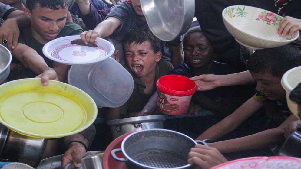 فلسطينيون يتجمعون لتلقي الطعام الذي أعدته جمعية خيرية في شمال قطاع غزة وسط العدوان الإسرائيلي على القطاع. 11 سبتمبر/أيلول 2024. (رويترز)