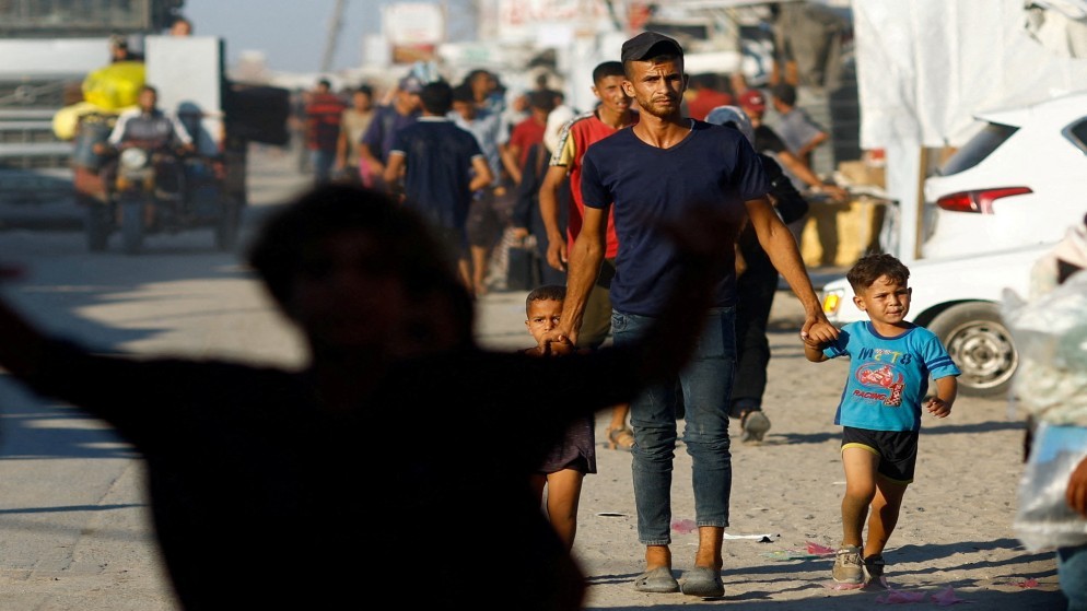 نازحون فلسطينيون يسيرون بعد فرارهم من الجزء الغربي من خان يونس في أعقاب أمر إخلاء أصدرته قوات الاحتلال الإسرائيلي. 21 آب/ أغسطس، 2024. (رويترز)