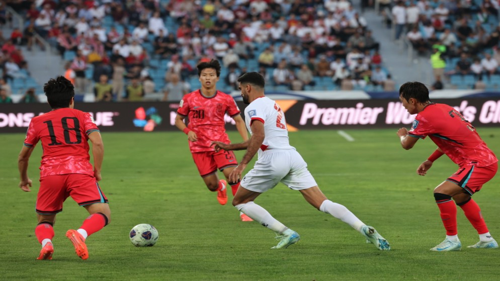 لاعب المنتخب الوطني نزار الرشدان محاط بلاعبين المنتخب الكوري الجنوبي ضمن الدور الثالث والحاسم من تصفيات كأس العالم 2026. 10 تشرين الأول/أكتوبر 2024 . (صلاح ملكاوي/المملكة)