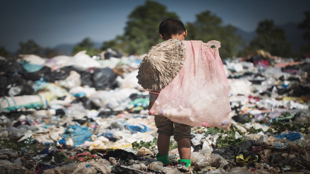 صورة أرشيفية لطفل يجمع النفايات. (shutterstock)