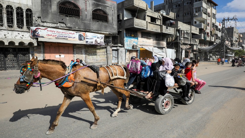 نازحون فلسطينيون يشقون طريقهم على عربة أثناء فرارهم من مناطق في شمال قطاع غزة. 12 تشرين الأول 2024. (رويترز)