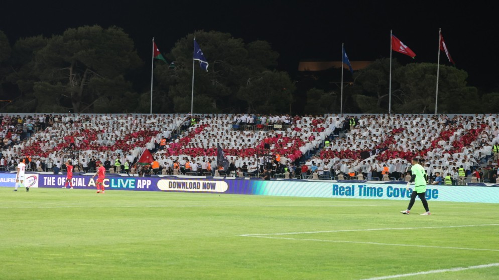 جانب من الحضور الجماهيري لمساندة منتخب "النشامى" في مباراته أمام عُمان في التصفيات الآسيوية المؤهلة إلى كأس العالم 2026. (صلاح ملكاوي / المملكة)