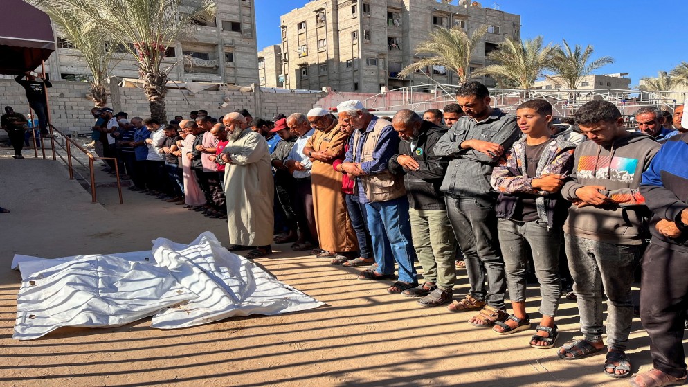 فلسطينيون يؤدون صلاة الجنازة بجوار فلسطينيين ارتقوا في غارة إسرائيلية في خان يونس في جنوب قطاع غزة، 21 أكتوبر 2024. (رويترز )