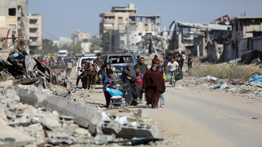 نازحون فلسطينيون أجبرهم جيش الاحتلال الإسرائيلي بإخلاء الجزء الشمالي من غزة في جباليا في شمال قطاع غزة، 22 تشرين الأول/ أكتوبر 2024. (رويترز)