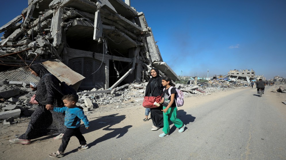 نازحون فلسطينيون أمرهم الجيش الإسرائيلي بإخلاء الجزء الشمالي من جباليا في شمال قطاع غزة، 22 تشرين الأول/ أكتوبر 2024. (رويترز)