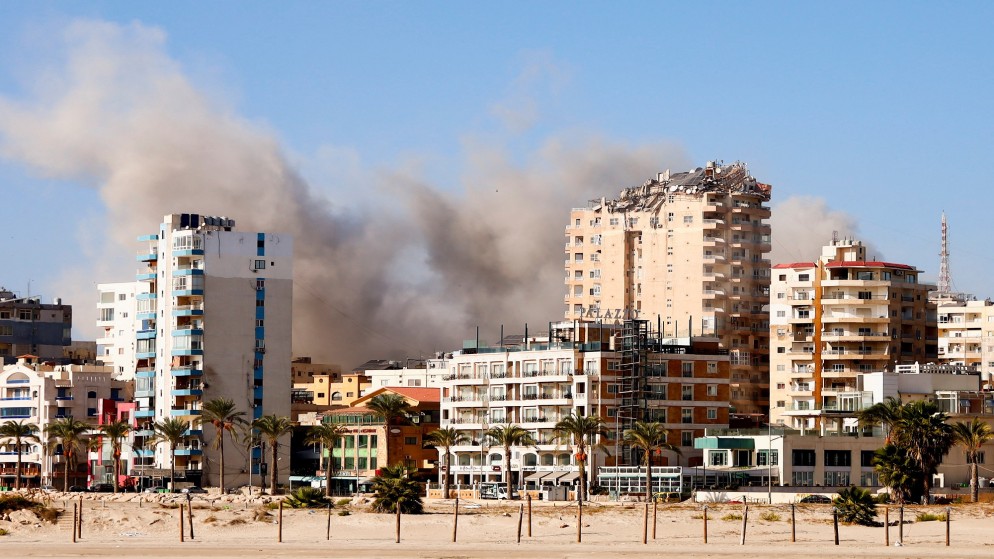 تصاعد الدخان فوق مدينة صور الساحلية المدرجة على قائمة اليونسكو للتراث العالمي بعد غارات إسرائيلية، جنوب لبنان، 28 أكتوبر/تشرين الأول 2024. (رويترز)