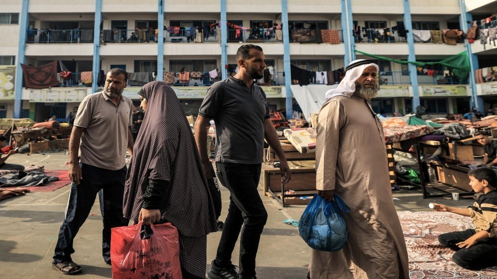 نازحون فلسطينيون في مدرسة تابعة لـ "أونروا" في خان يونس جنوبي قطاع غزة. 25 أكتوبر 2023. ( أ ف ب)