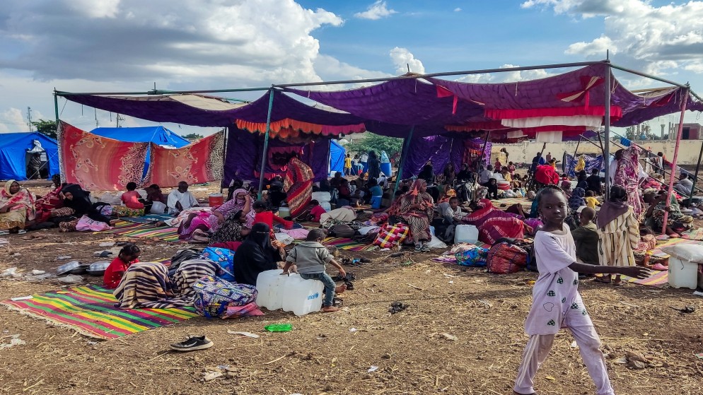 سودانيون فارون من منطقة الجزيرة يصلون إلى مخيم للنازحين في مدينة القضارف بشرق البلاد في 31 تشرين الأول/ أكتوبر 2024. (أ ف ب)