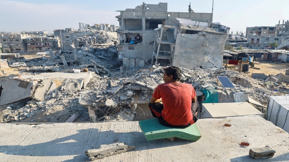 فلسطيني يجلس على أنقاض منزل دمره الهجوم العسكري الإسرائيلي في خان يونس في جنوب قطاع غزة، 4 تشرين الثاني/ نوفمبر 2024. (رويترز)