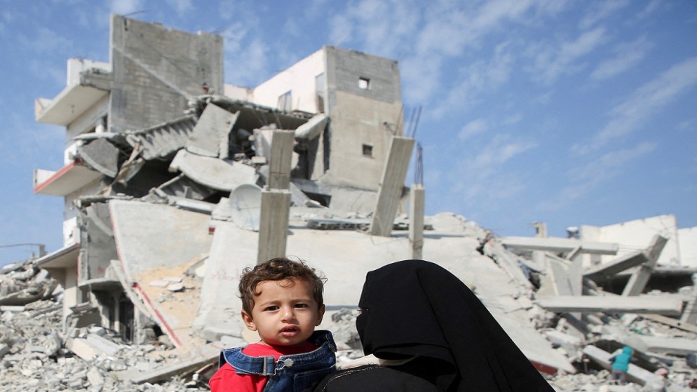 فلسطيني يجلس على أنقاض منزل دمره الهجوم العسكري الإسرائيلي في خان يونس في جنوب قطاع غزة، 4 تشرين الثاني/ نوفمبر 2024. (رويترز)