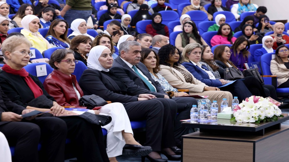 وزيرة التنمية الاجتماعية رئيسة اللجنة الوزارية لتمكين المرأة وفاء بني مصطفى  خلال جلسة نقاشية حول حملة "أنتِ لستِ وحدَكِ، المساعدة قريبة منكِ" التي تأتي في إطار الحملة الوطنية "لا صمت، لا تسامح".(بترا)