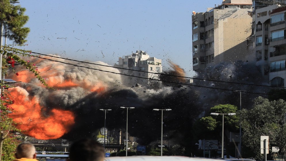 اندلاع نار من جراء استهداف جيش الاحتلال الإسرائيلي مبنى في حي الغبيري جنوبي بيروت. 15 تشرين الثاني 2024. (أ ف ب)