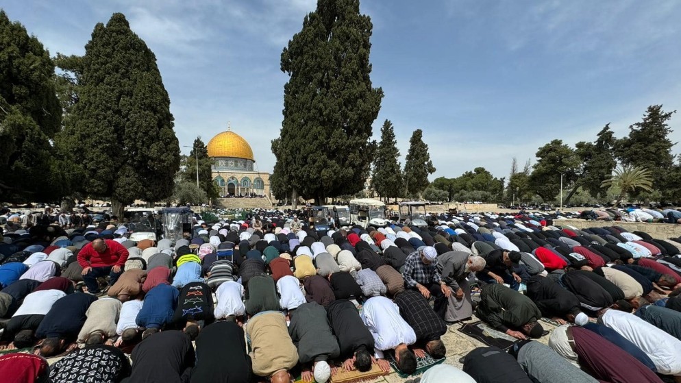 صورة من داخل باحات المسجد الأقصى لفلسطينيين يؤدون صلاة الجمعة. (وكالة الأنباء الفلسطينية "وفا")