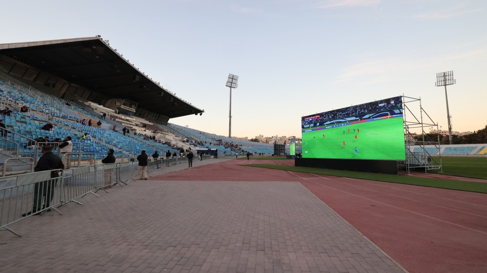 شاشات مخصصة لعرض مبارايات المنتخب الوطني لكرة القدم في مدينة الحسين للشباب. (صلاح ملكاوي/ المملكة)